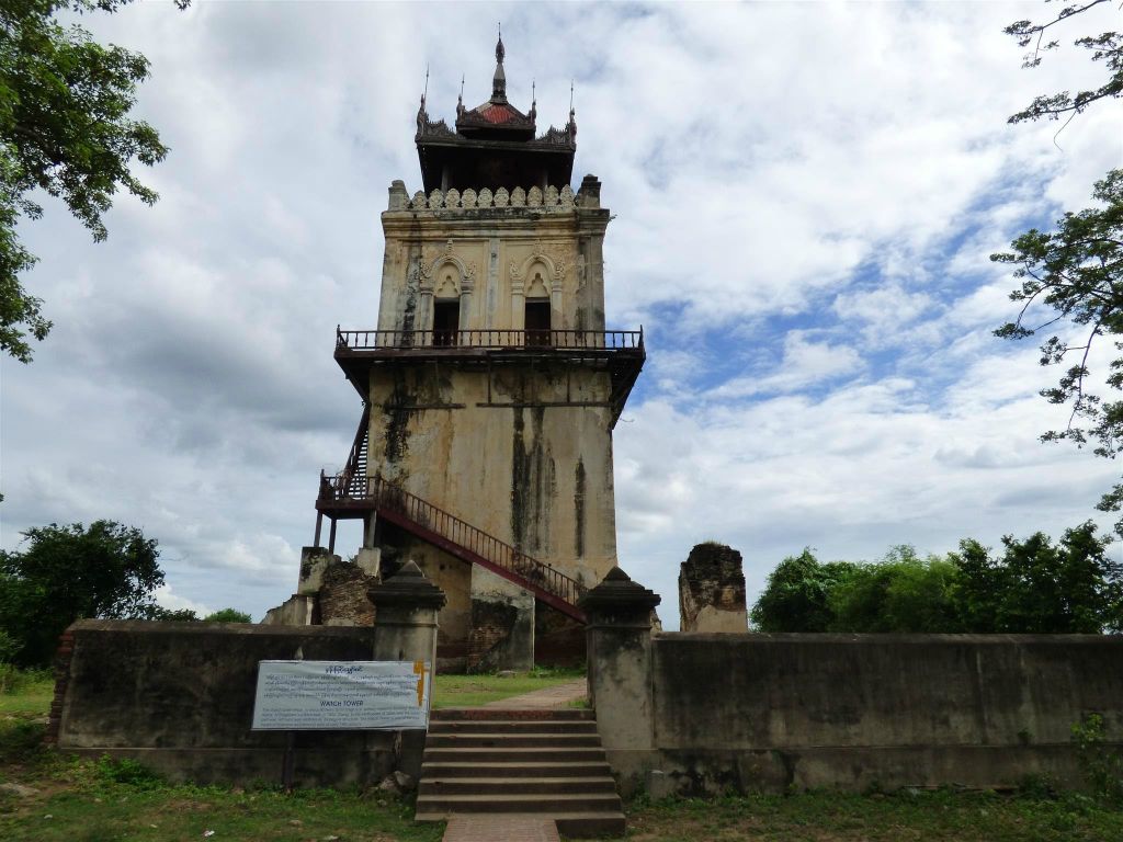INWA - een uitkijktoren van het voormalig Baggidaw paleis uit 1822