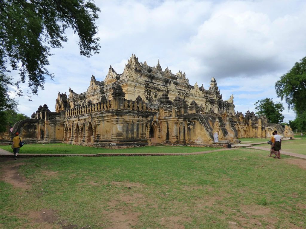 INWA - het Maha Aung Mye Bonzan klooster