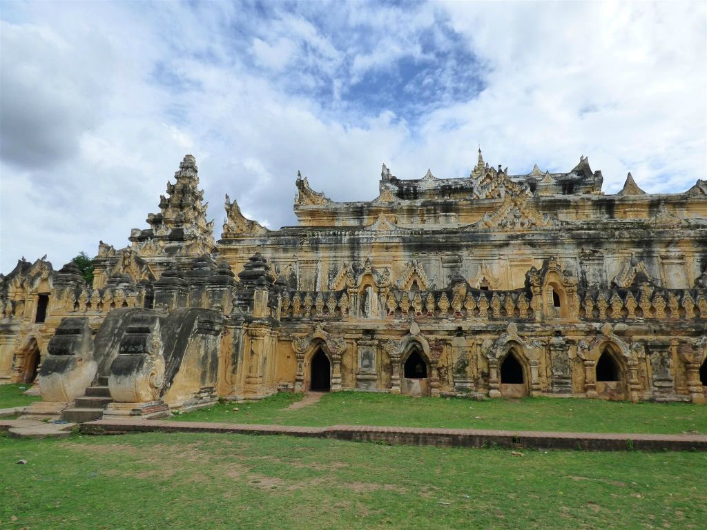 INWA - het Maha Aung Mye Bonzan klooster