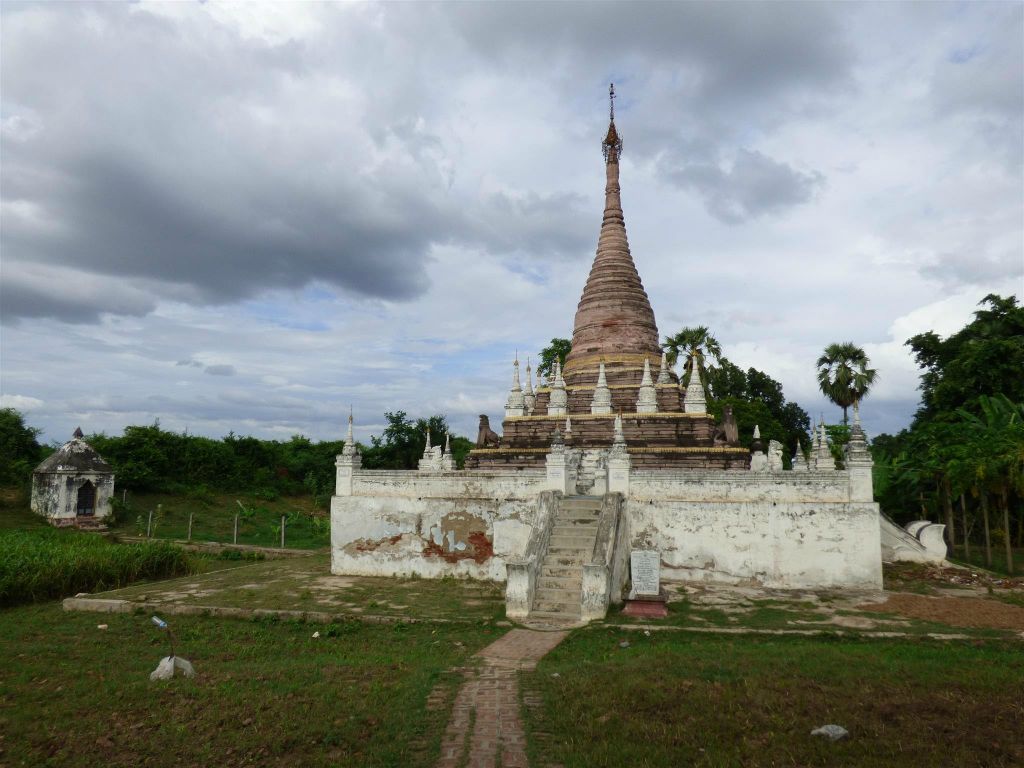 INWA - een pagode bij het Maha Aung Mye Bonzan complex