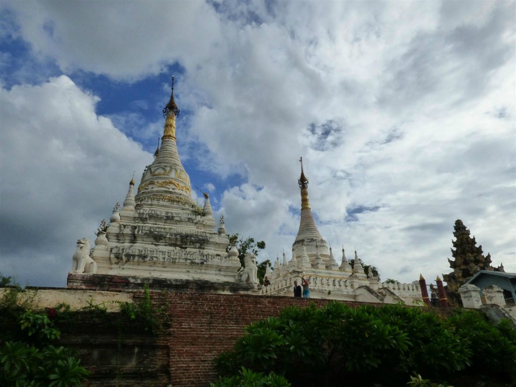 INWA - enkele stoepa's bij het Maha Aung Mye Bonzan complex