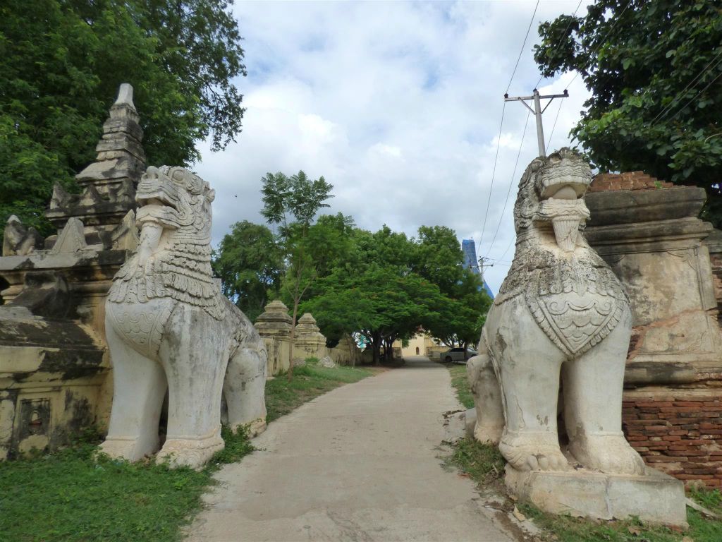 INWA - de ingang naar het huidige klooster  bij het Maha Aung Mye Bonzan complex