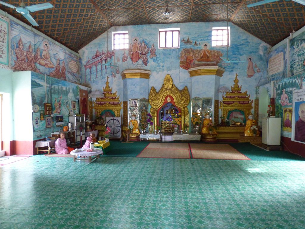 INWA - binnen in het nonnen klooster op het Maha Aung Mye Bonzan complex