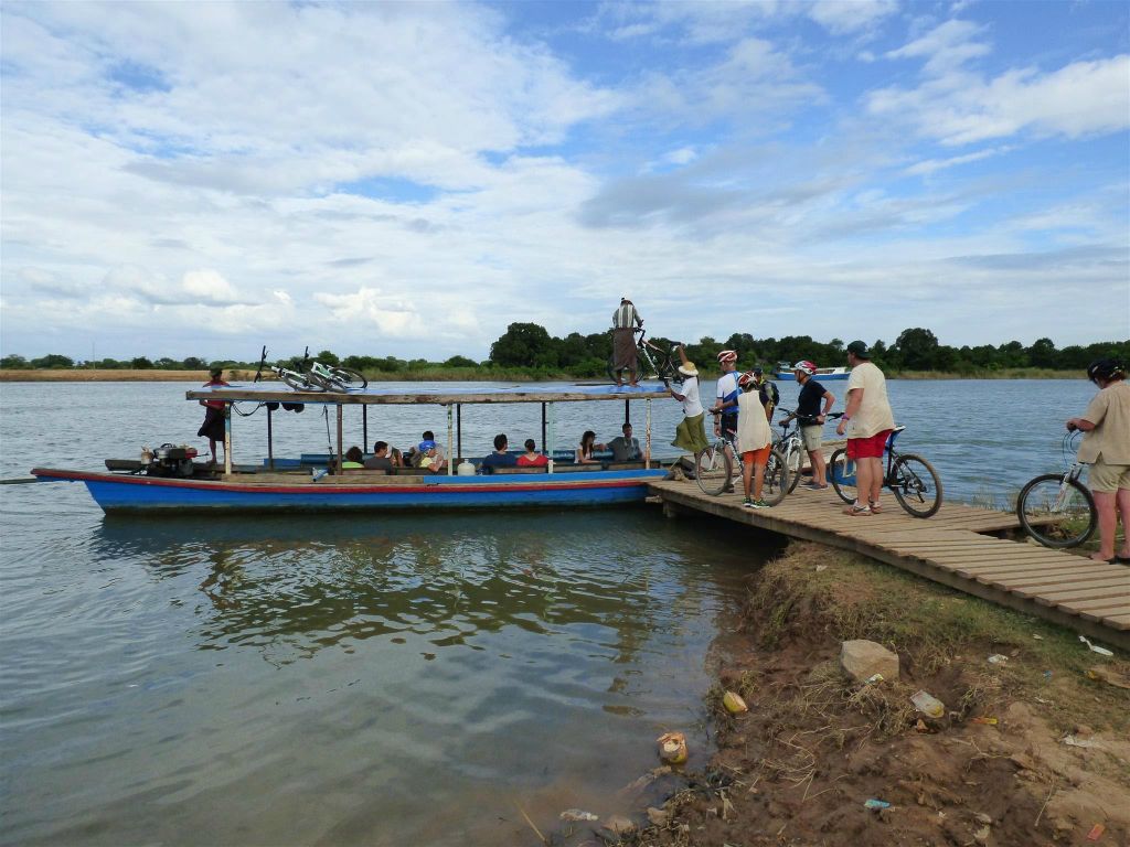INWA -> SAGAING - de fietsen gaan op de boot waarmee ze weer naar Amarapura varen