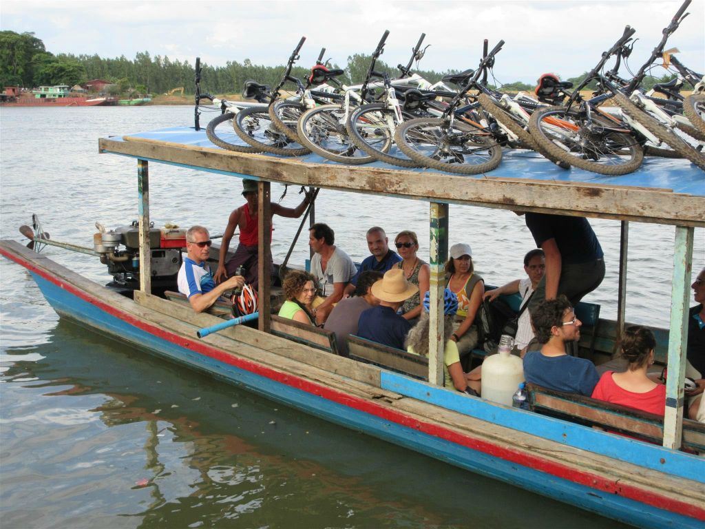 INWA -> SAGAING - Carlos en groepsgenoten in de boot waarmee ze weer naar Amarapura varen