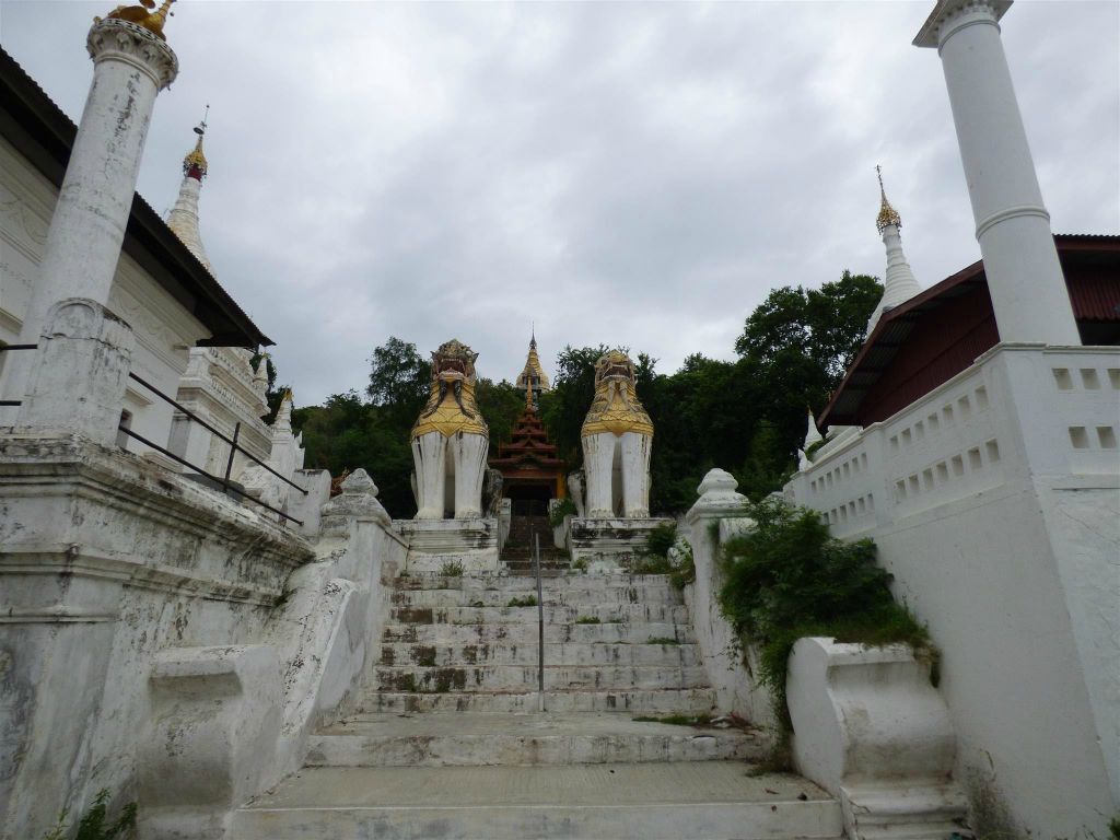 SAGAING - de trap naar Sagaing Hill