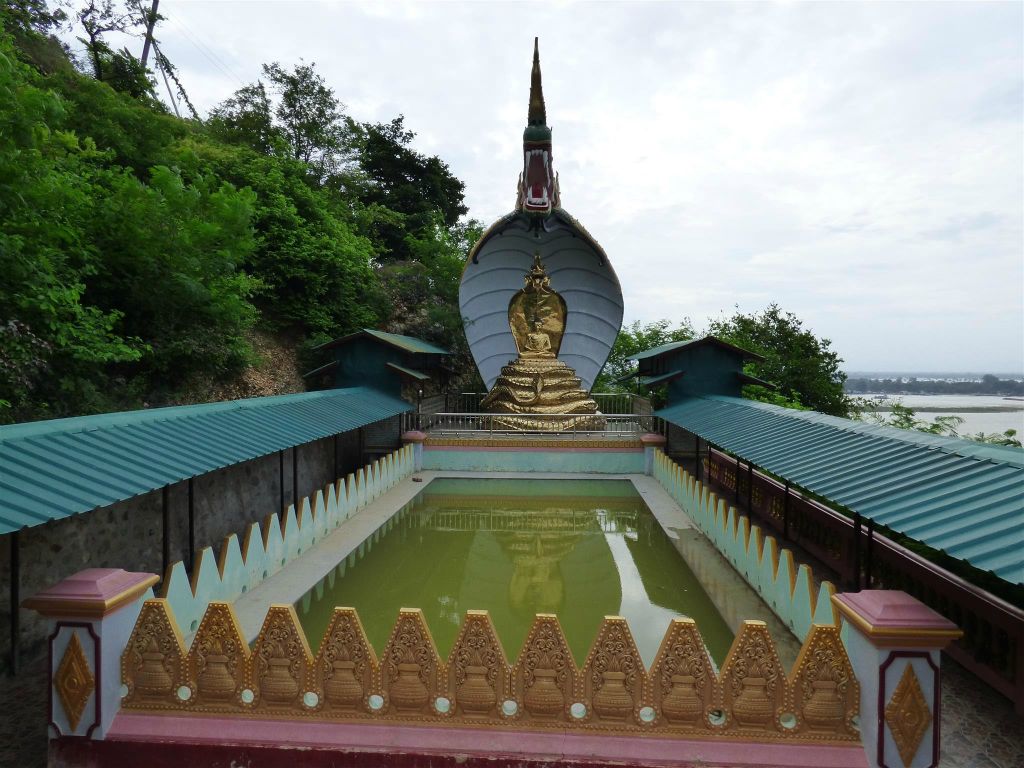 SAGAING - een beeld van een boeddha op een Naga slang bij Sagaing Hill