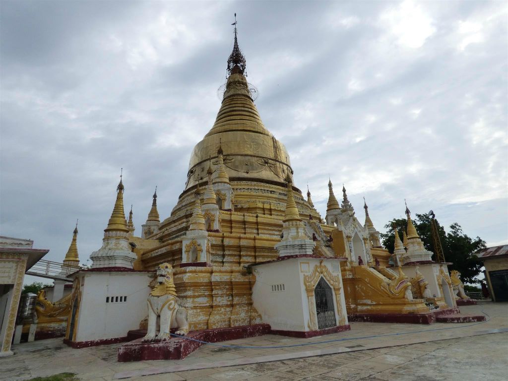 SAGAING - een pagode bij Sagaing Hill