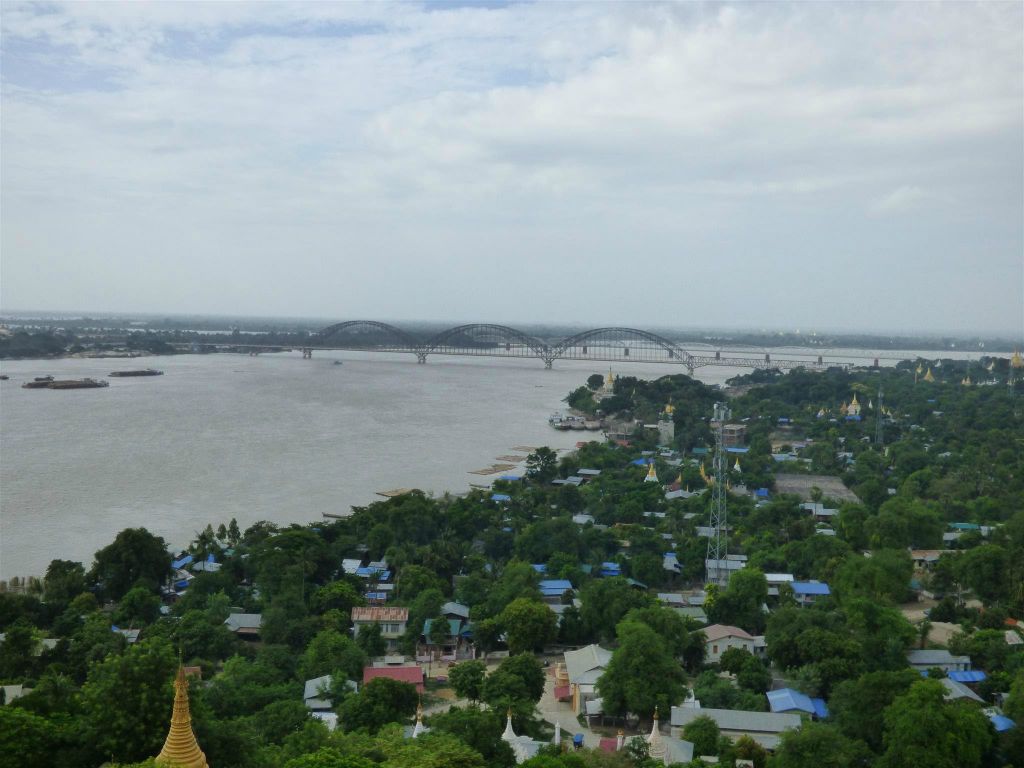 SAGAING - de Yadanabon brug over de Irrawaddy rivier vanaf Sagaing Hill
