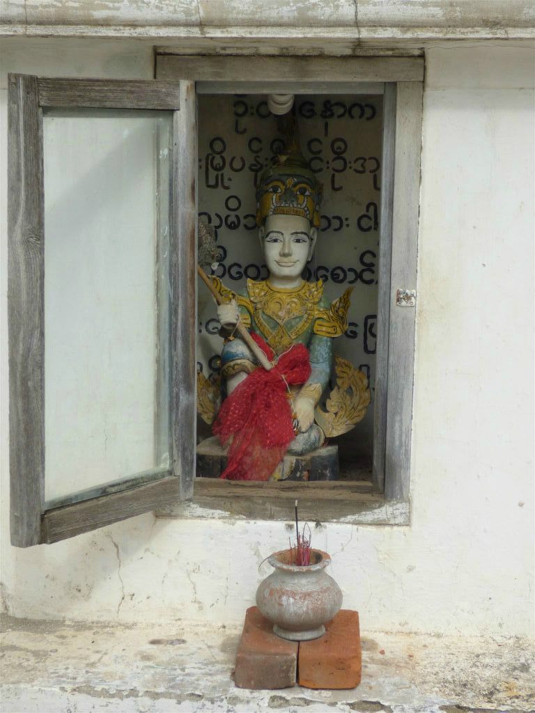 SAGAING - een beeld bij Sagaing Hill