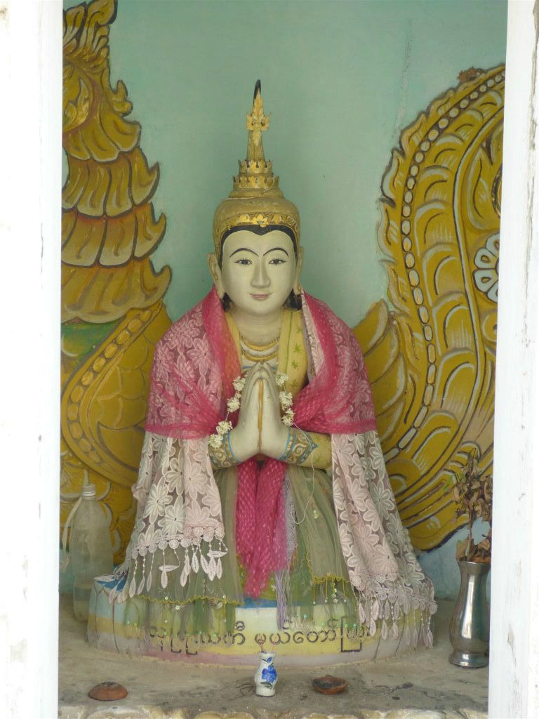 SAGAING - een beeld bij Sagaing Hill