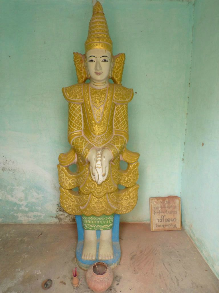 SAGAING - een beeld bij Sagaing Hill
