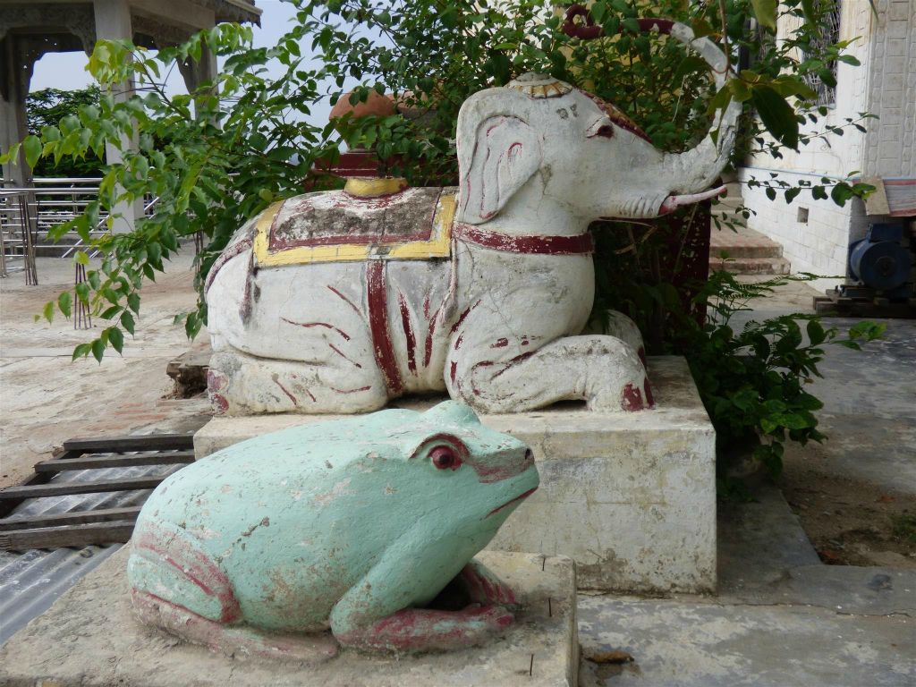 SAGAING - twee beelden bij Sagaing Hill