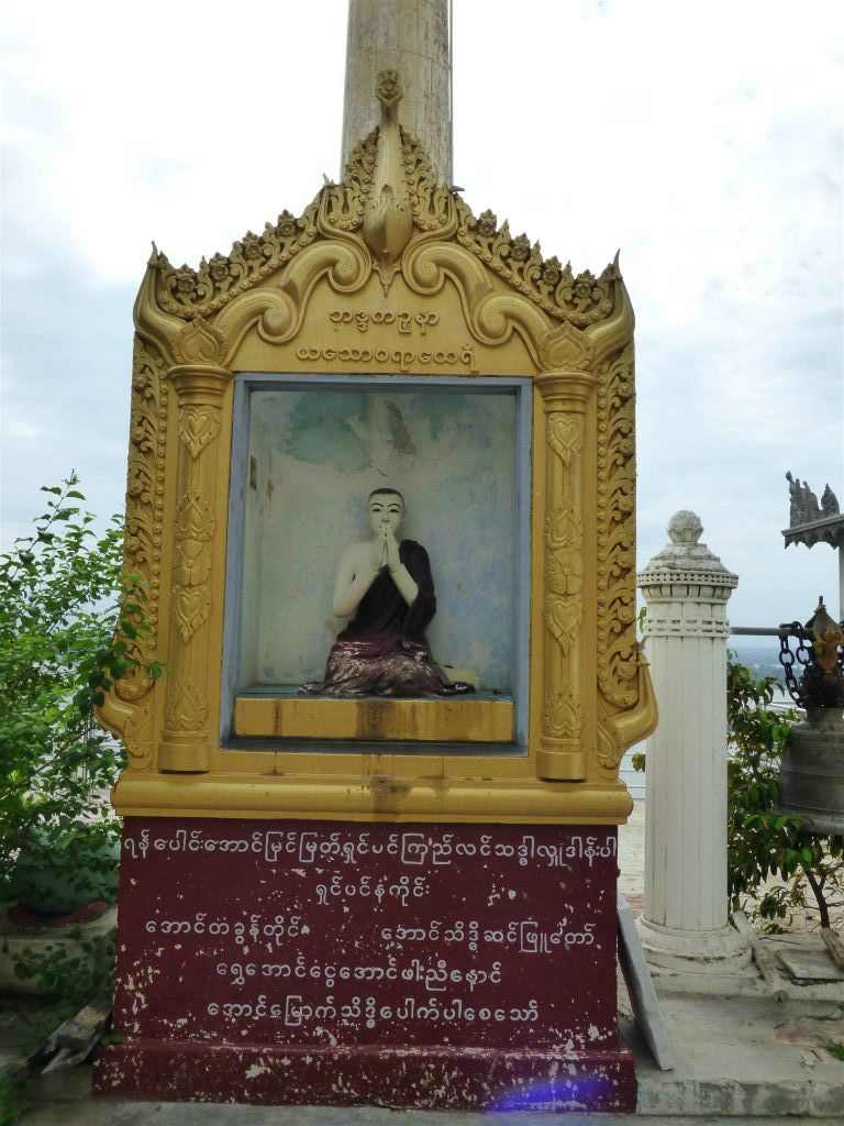 SAGAING - een boeddhabeeld bij Sagaing Hill