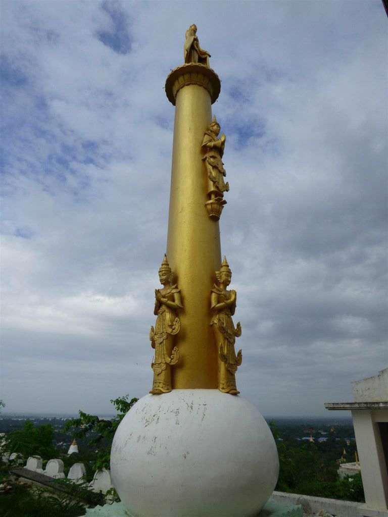 SAGAING - een pilaar met boeddhabeelden bij Sagaing Hill