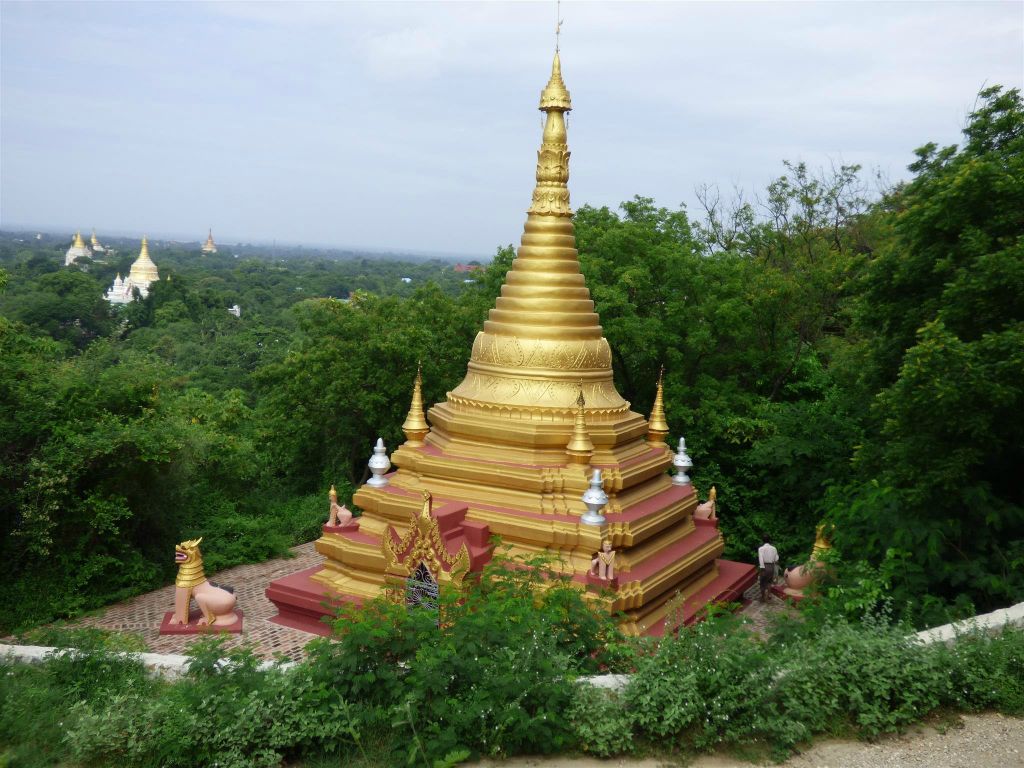 SAGAING - een pagode bij Sagaing Hill