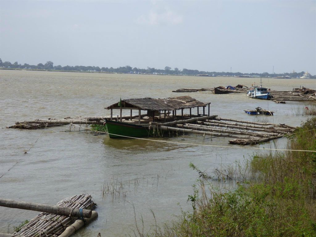 SAGAING -> MINGUN - enkele boten in het water