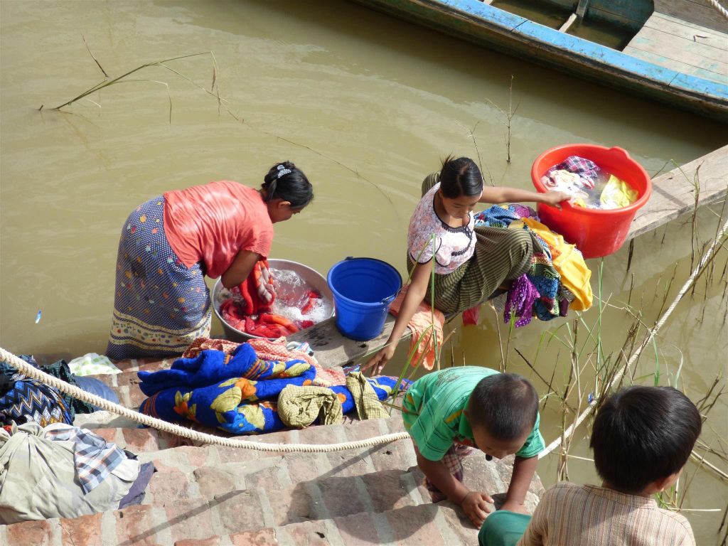 SAGAING -> MINGUN - enkele vrouwen die de was aan het doen zijn
