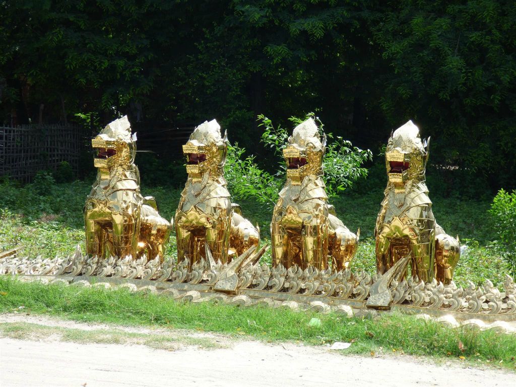 SAGAING -> MINGUN - enkele versieringen voor tempels