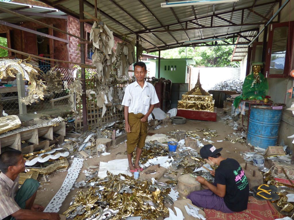SAGAING -> MINGUN - een werkplaats waar ze versieringen voor tempels maken