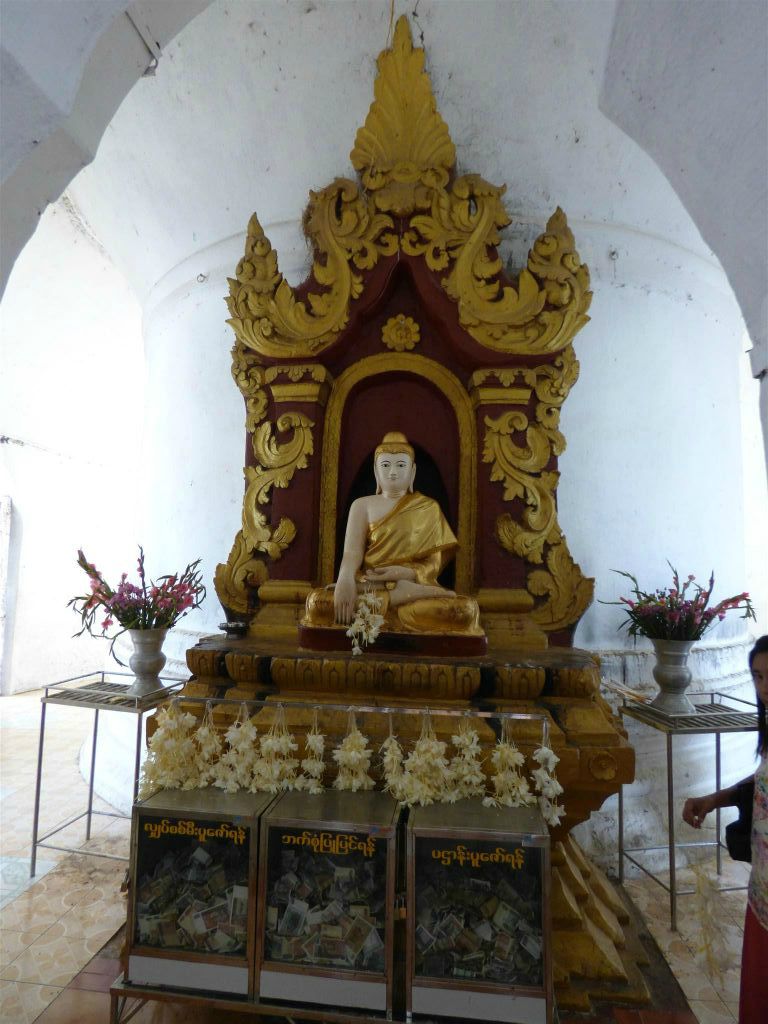 MINGUN - een boeddhabeeld in de Hsinbyume pagode