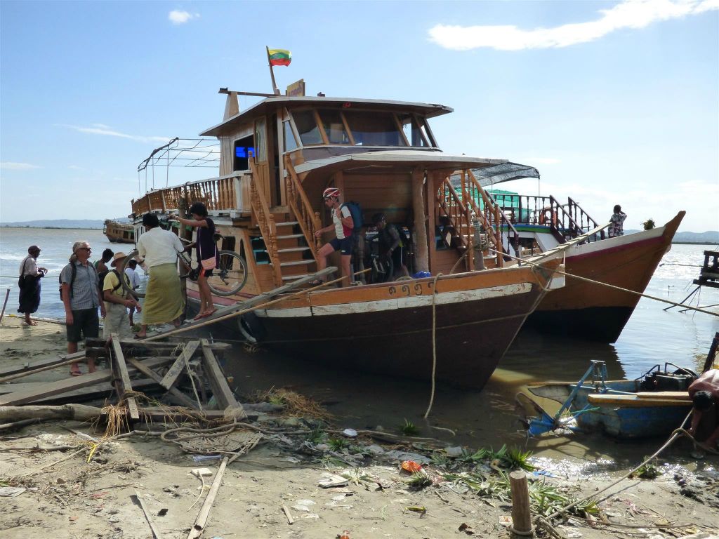 MINGUN -> MANDALAY -  de boot waarmee  vanaf Mingun naar Mandalay is gevaren