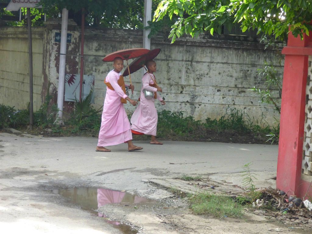 MANDALAY - twee nonnen op straat