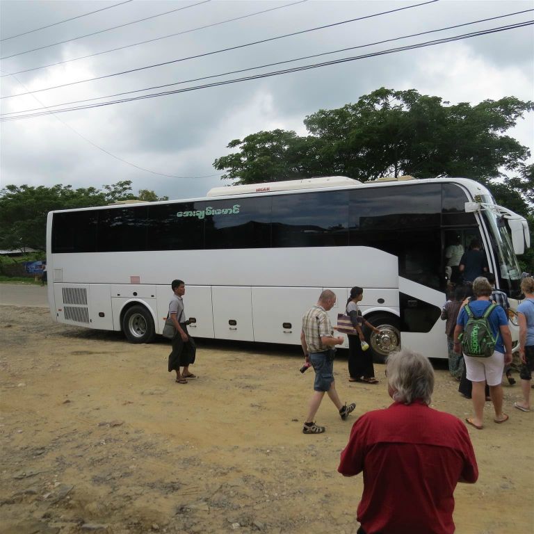 MANDALAY -> BAGAN - Carlos en groepsgenoten stappen na de lunch weer in de lange afstandsbus die ze naar Bagan brengt