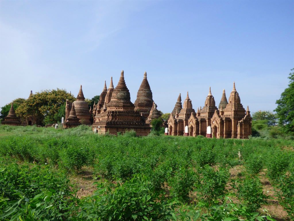 BAGAN - een paar oude tempels