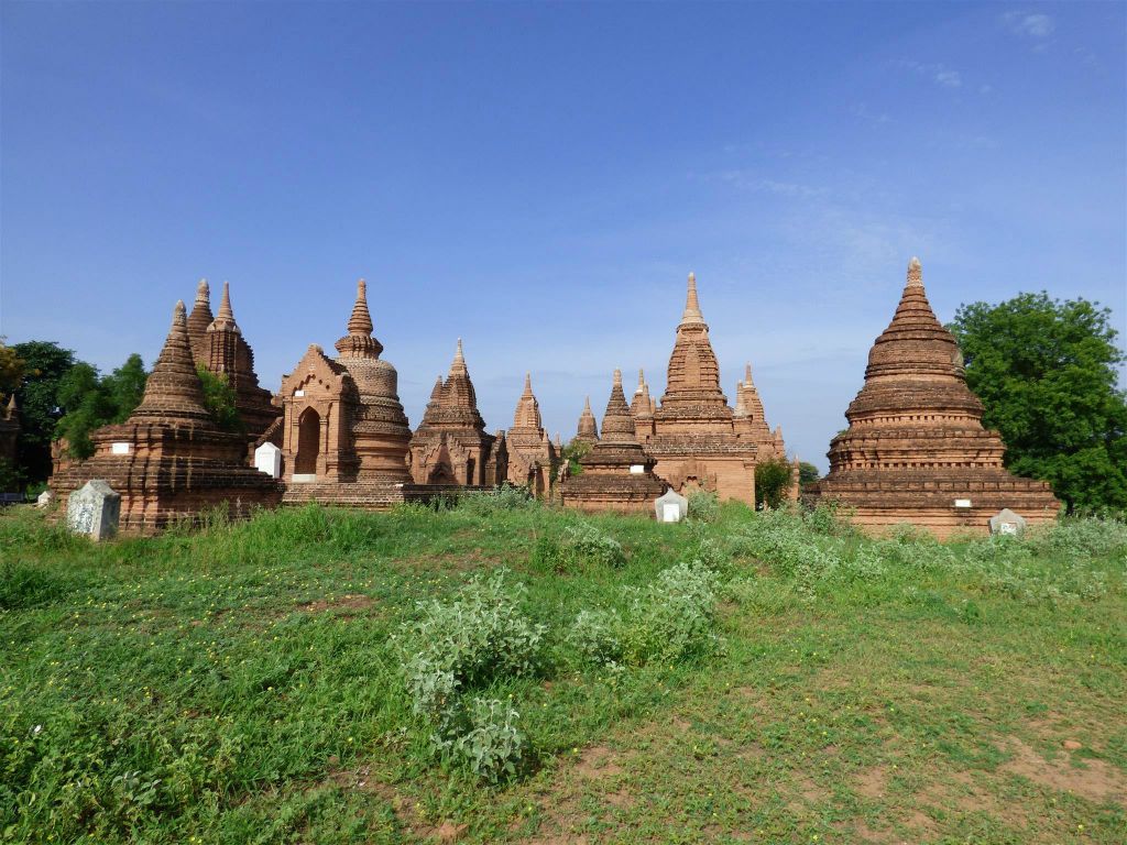 BAGAN - een paar oude tempels en stoepa's