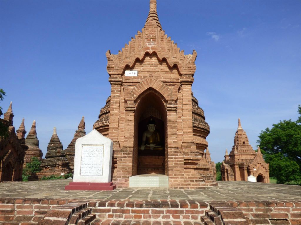 BAGAN - een tempel met een boeddhabeeld