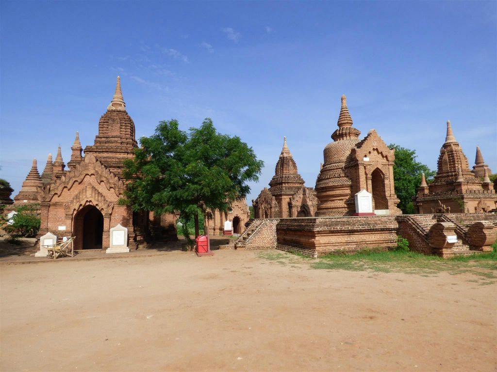 BAGAN - een paar oude tempels