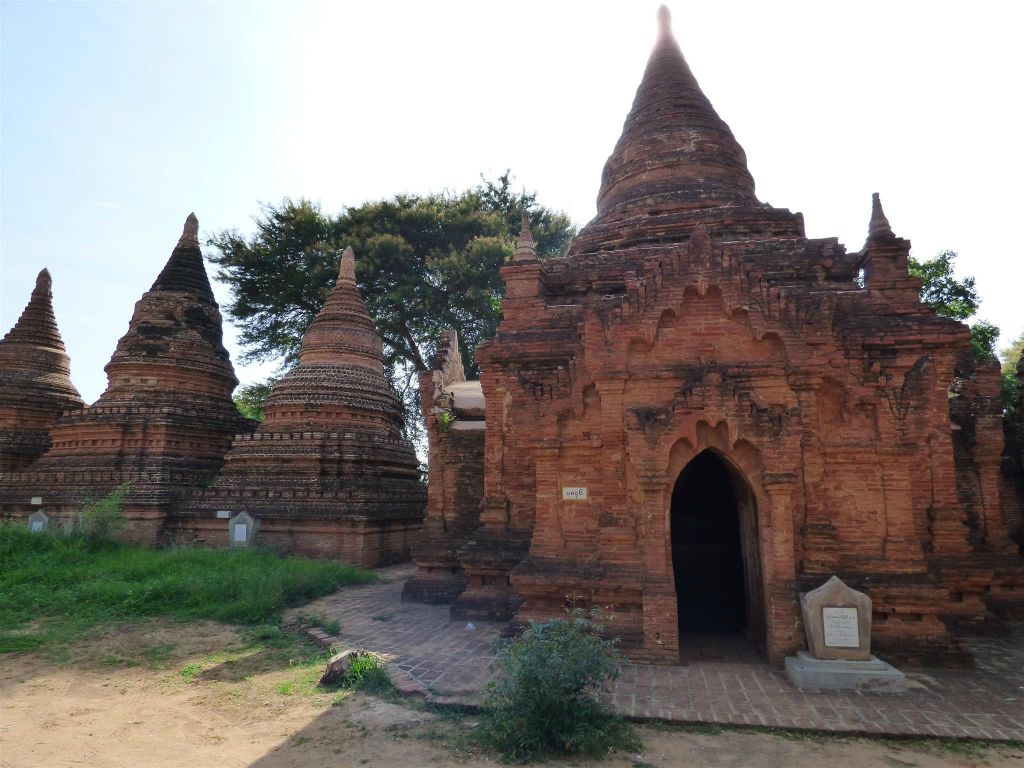 BAGAN - een paar oude stoepa's en een tempel