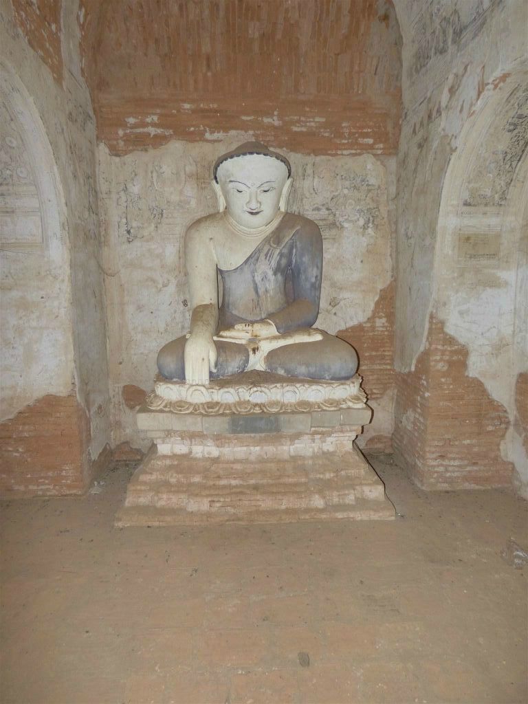 BAGAN - een boeddhabeeld in een oude tempel