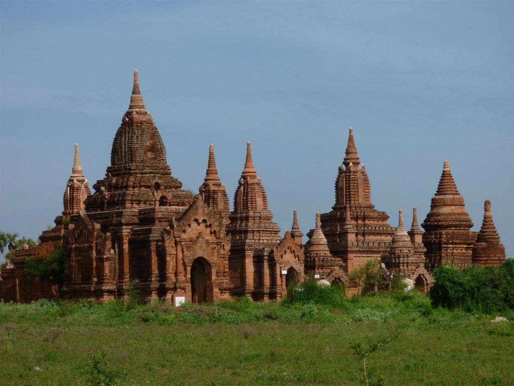 BAGAN - een paar oude tempels