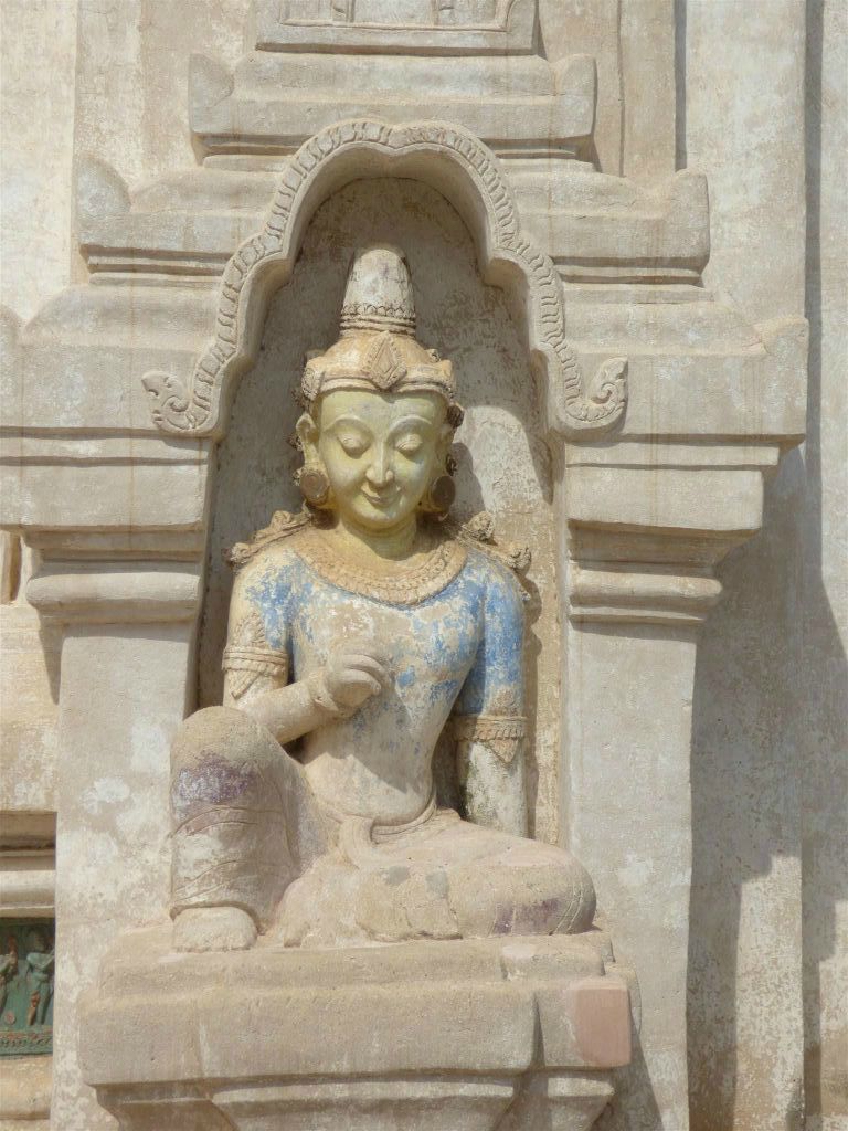BAGAN - een beeld bij de Ananda tempel