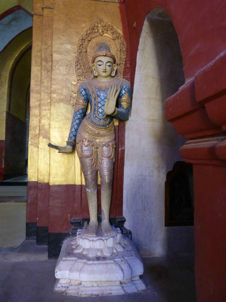 BAGAN - een beeld in de Ananda tempel