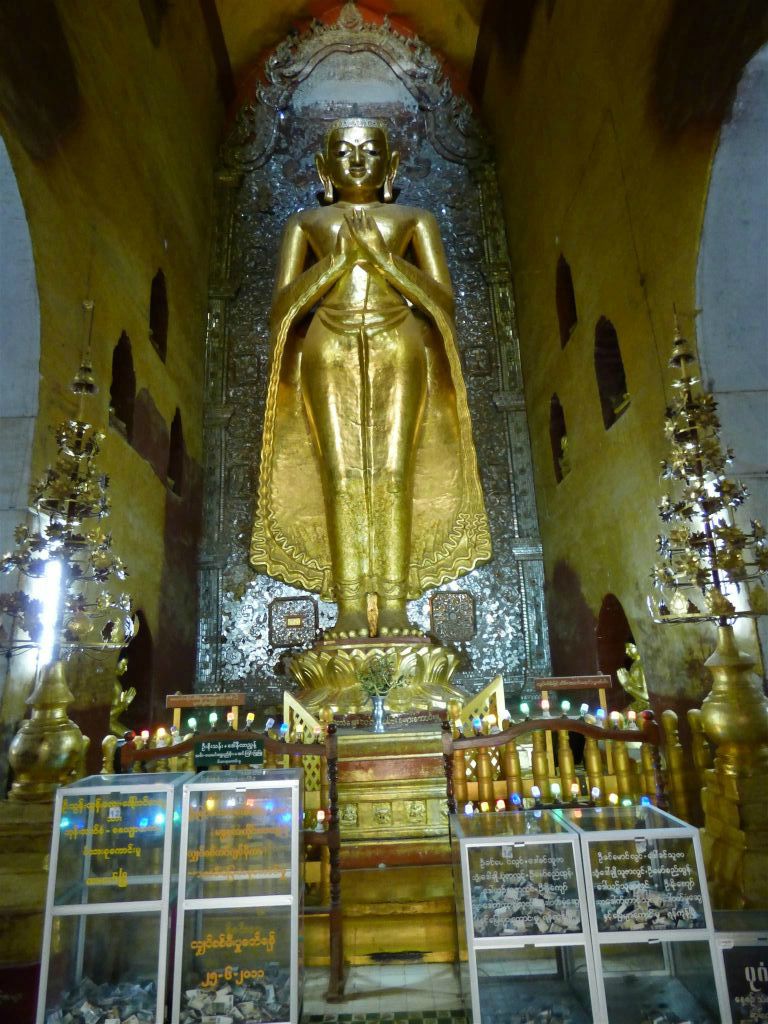 BAGAN - een boeddhabeeld in de Ananda tempel