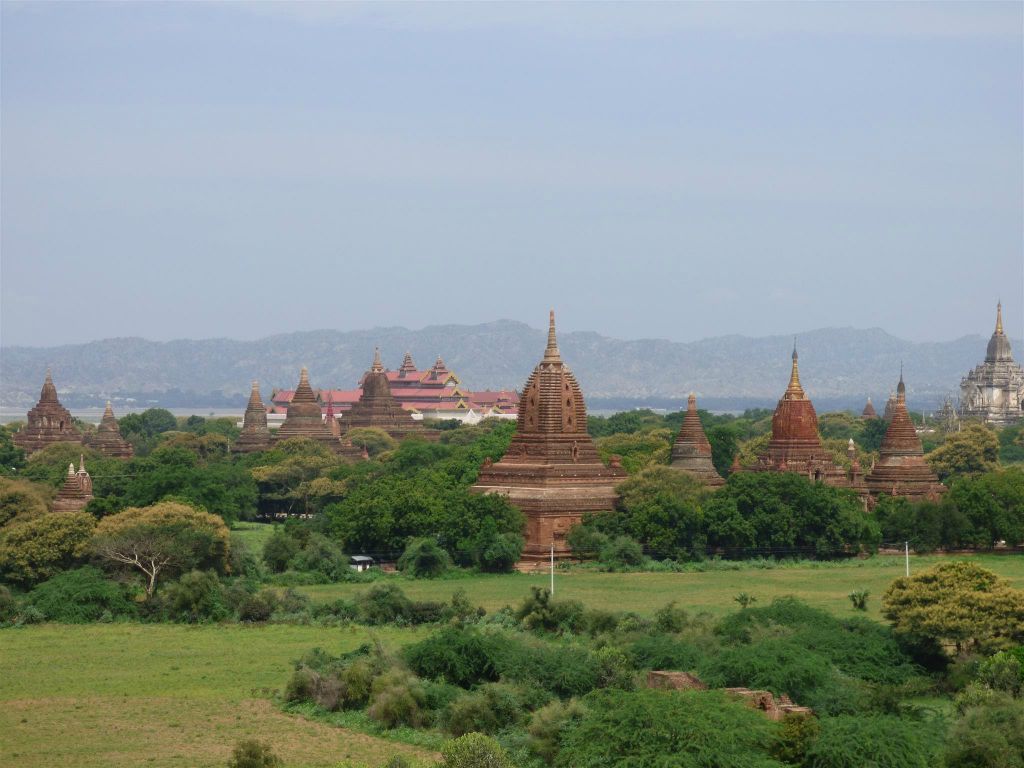 BAGAN - diverse tempels vanaf de Shwesandaw pagode