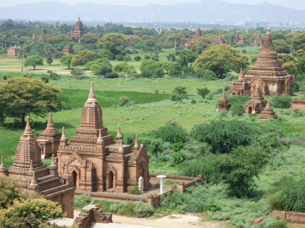 BAGAN - diverse tempels vanaf de Shwesandaw pagode