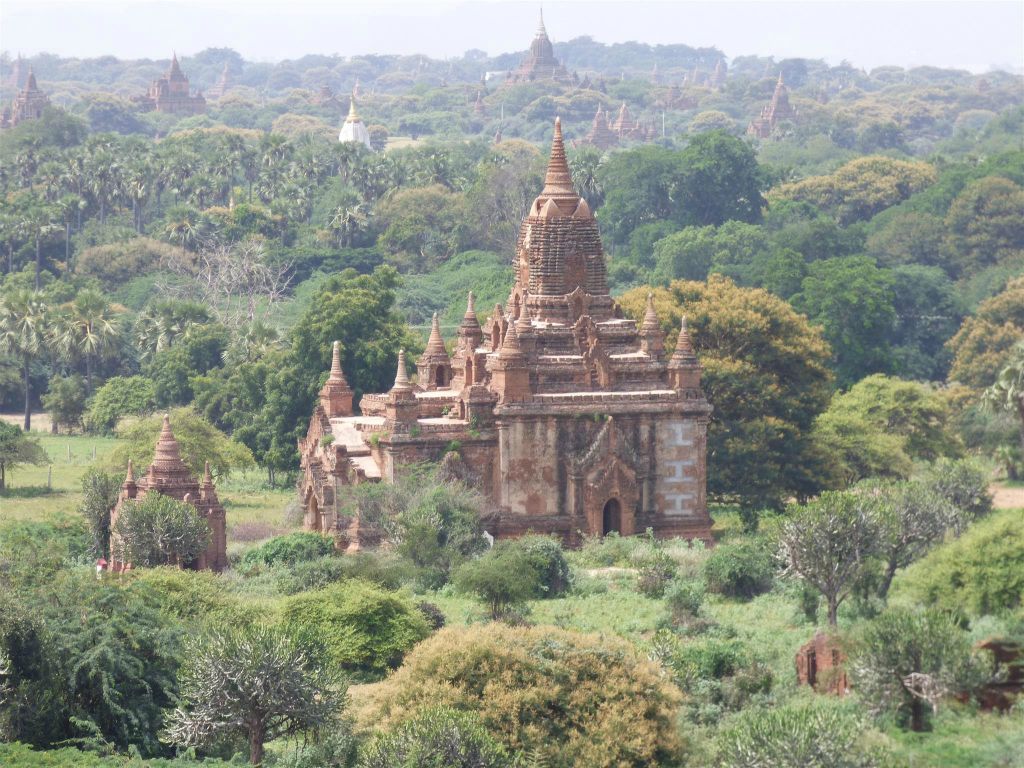 BAGAN - eem tempel vanaf de Shwesandaw pagode