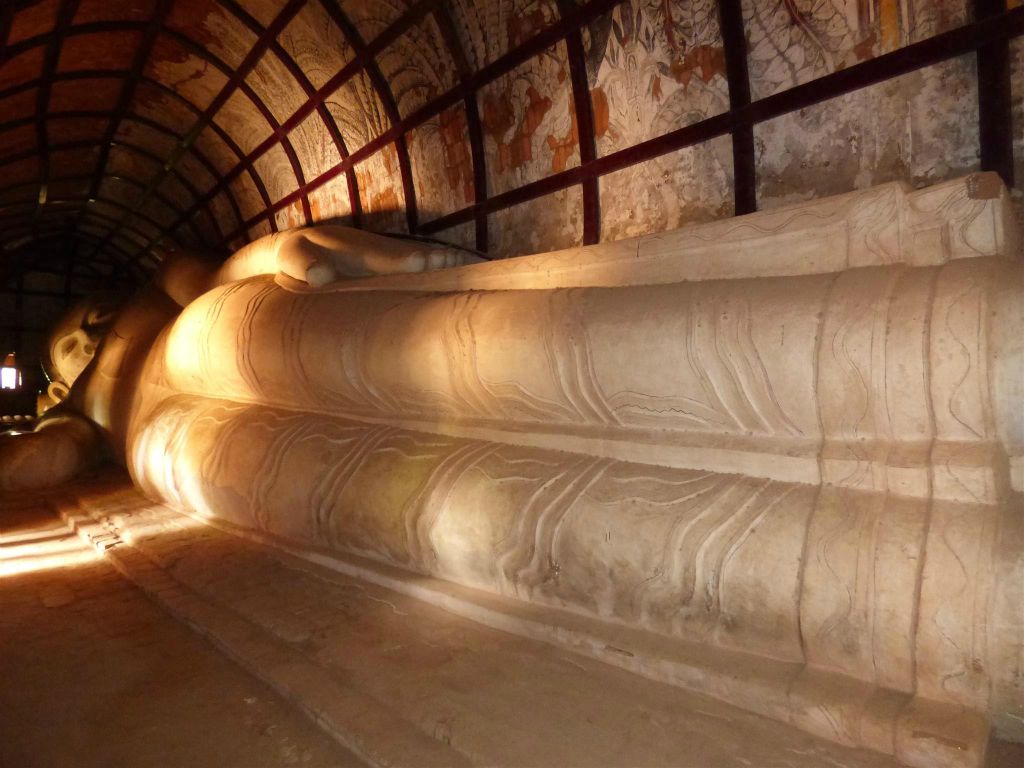 BAGAN - een liggende boeddha bij de Shwesandaw pagode