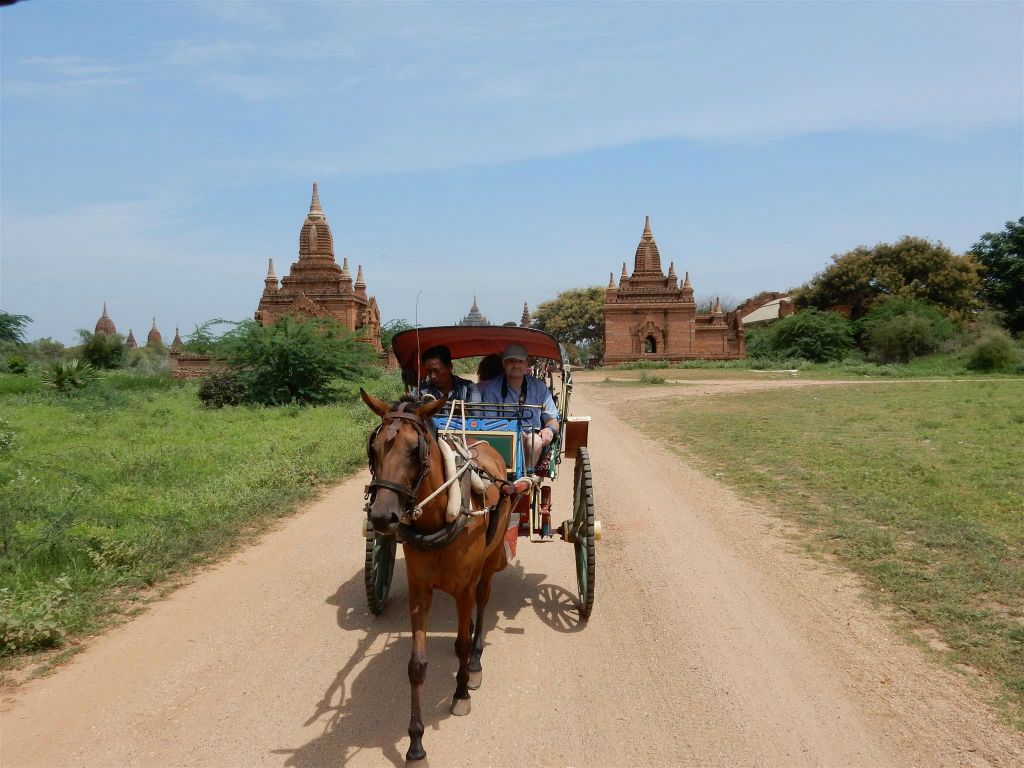 BAGAN - Carlos met koetsier in een paard en wagen waarmee ze door old Bagan rijden
