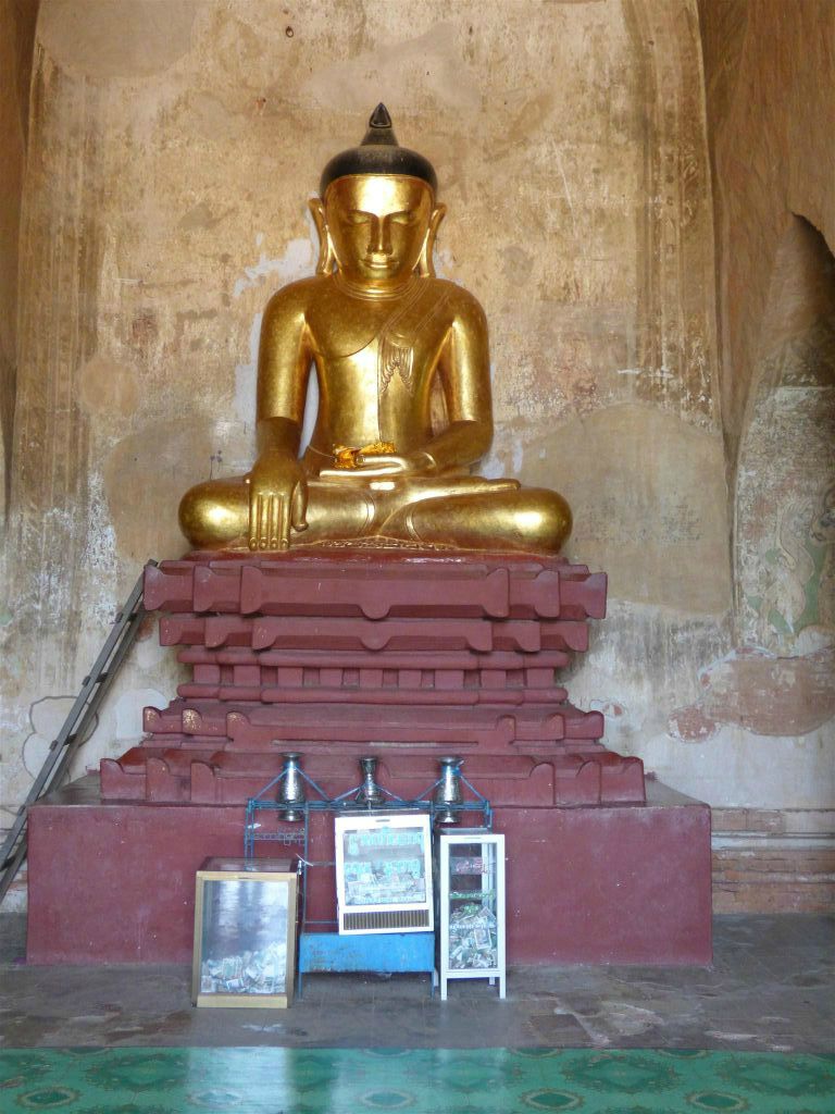BAGAN - een boeddhabeeld in de Sulamani tempel