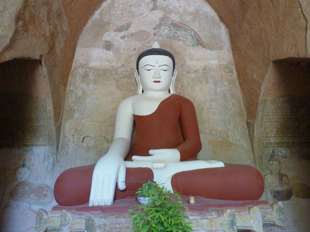 BAGAN - een boeddhabeeld in de Sulamani tempel