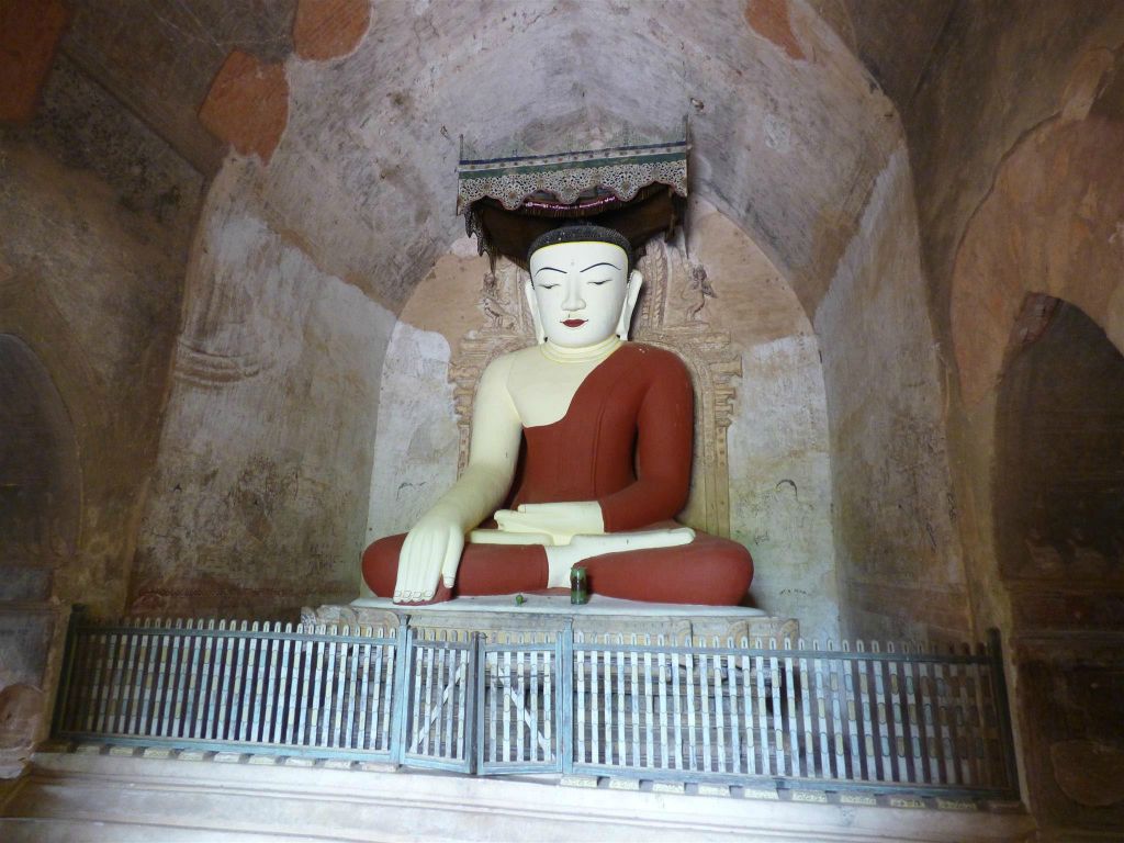 BAGAN - een boeddhabeeld in de Sulamani tempel