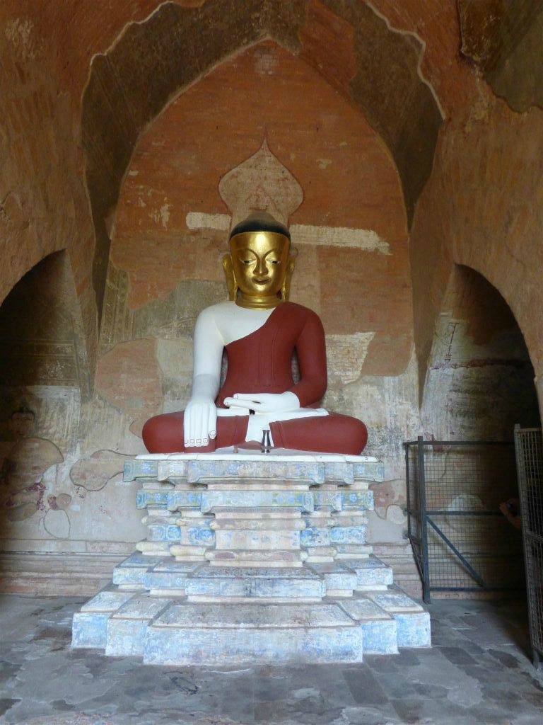 BAGAN - een boeddhabeeld in de Sulamani tempel