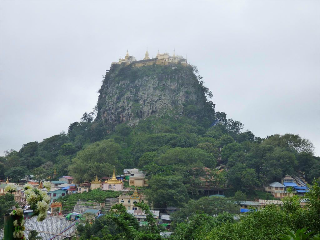 BAGAN -> MEIKTILA - de heilige berg Mount Popa met het Taung Kalat klooster