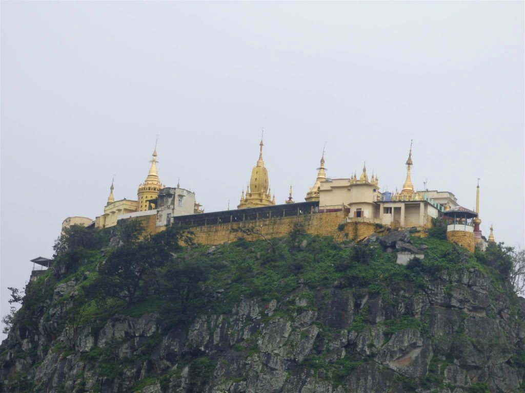 BAGAN -> MEIKTILA - het Taung Kalat klooster op de heilige berg Mount Popa