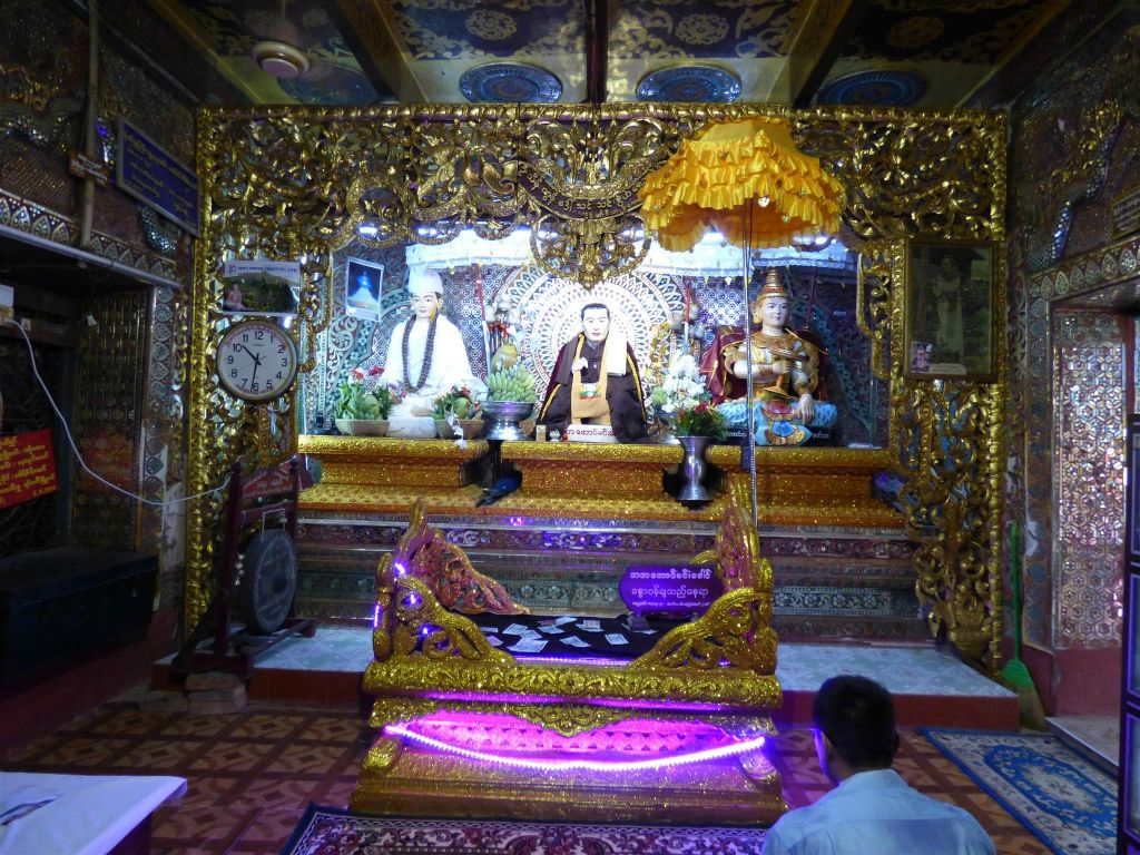 BAGAN -> MEIKTILA - diverse beelden bij het Taung Kalat klooster op de heilige berg Mount Popa